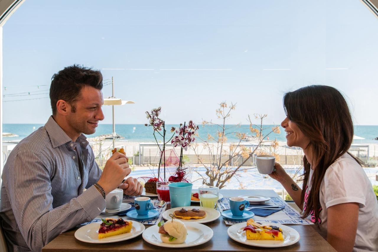 Hotel Alexandra - Beach Front - Healthy Xxl Breakfast & Brunch Until 12 30 - Parking Included ミザーノ・アドリアーティコ エクステリア 写真