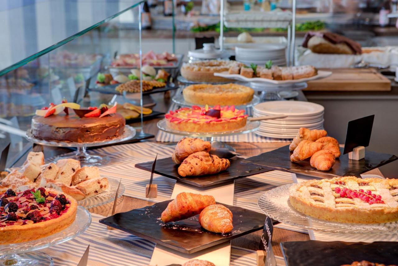 Hotel Alexandra - Beach Front - Healthy Xxl Breakfast & Brunch Until 12 30 - Parking Included ミザーノ・アドリアーティコ エクステリア 写真