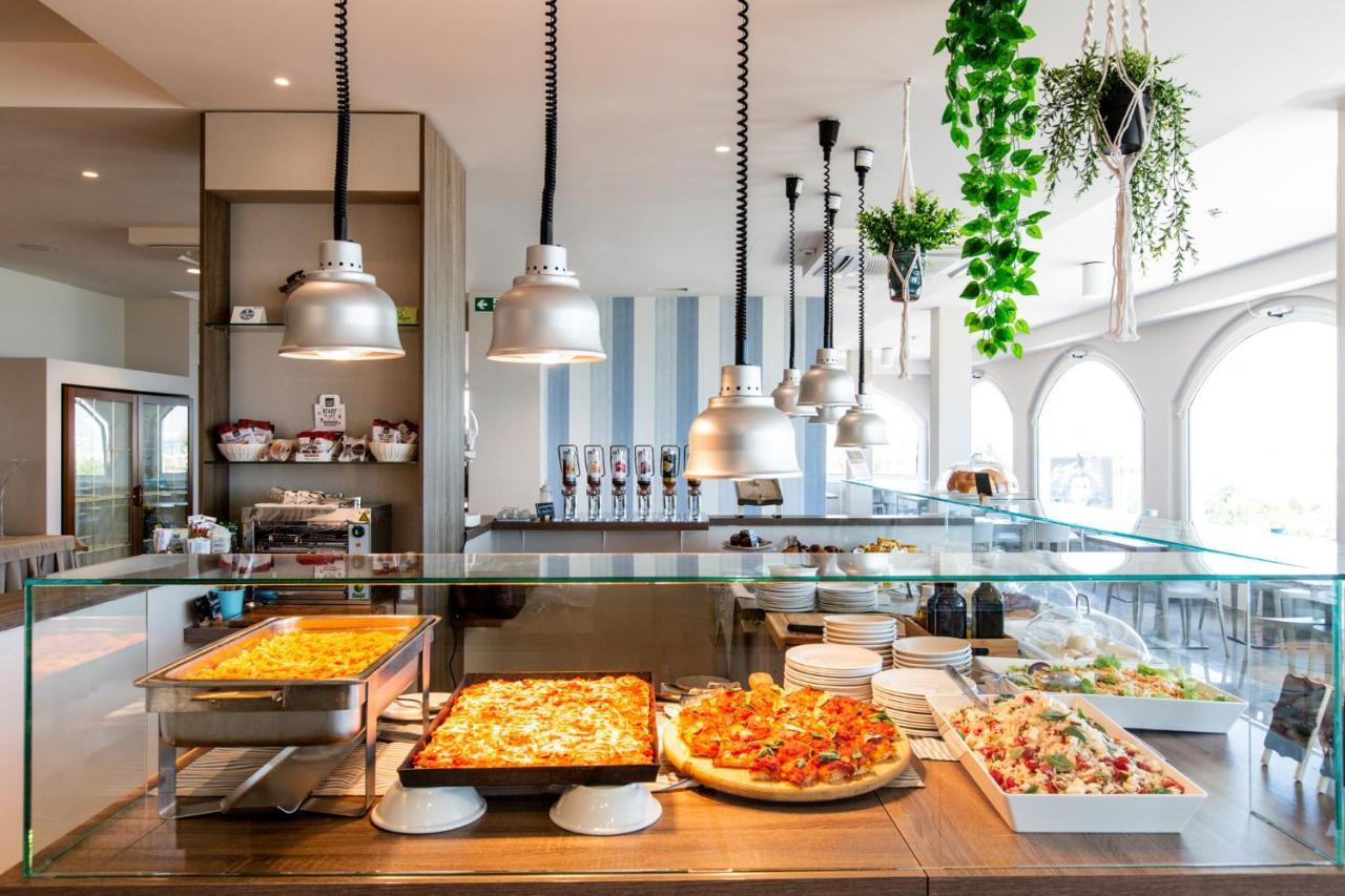 Hotel Alexandra - Beach Front - Healthy Xxl Breakfast & Brunch Until 12 30 - Parking Included ミザーノ・アドリアーティコ エクステリア 写真