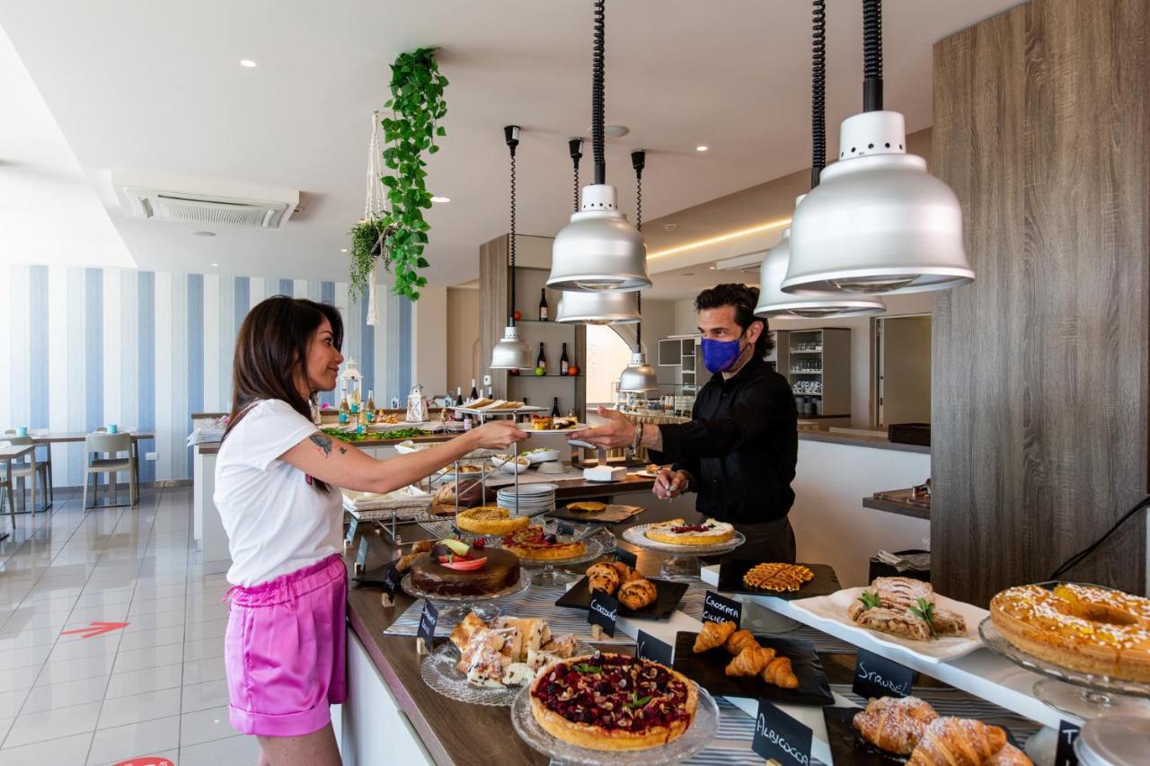 Hotel Alexandra - Beach Front - Healthy Xxl Breakfast & Brunch Until 12 30 - Parking Included ミザーノ・アドリアーティコ エクステリア 写真