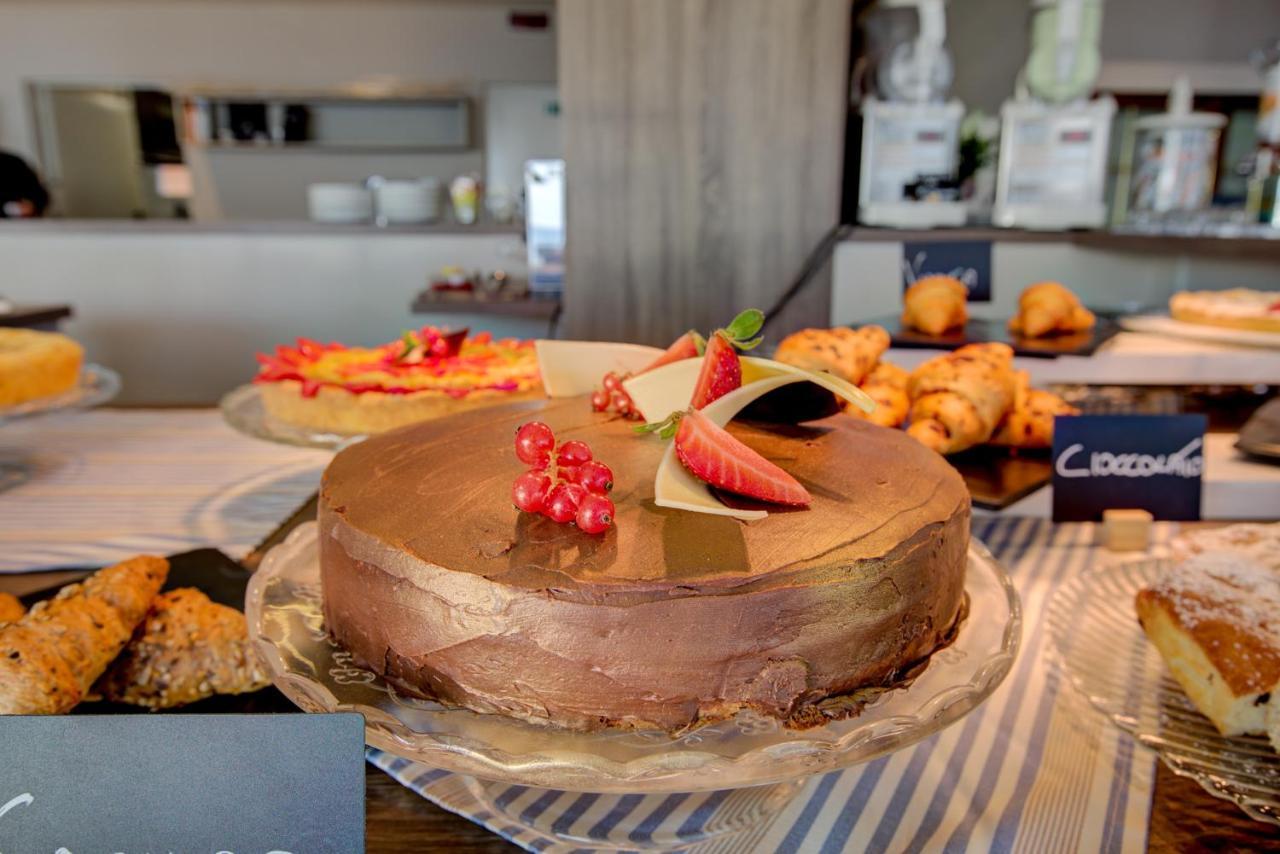 Hotel Alexandra - Beach Front - Healthy Xxl Breakfast & Brunch Until 12 30 - Parking Included ミザーノ・アドリアーティコ エクステリア 写真