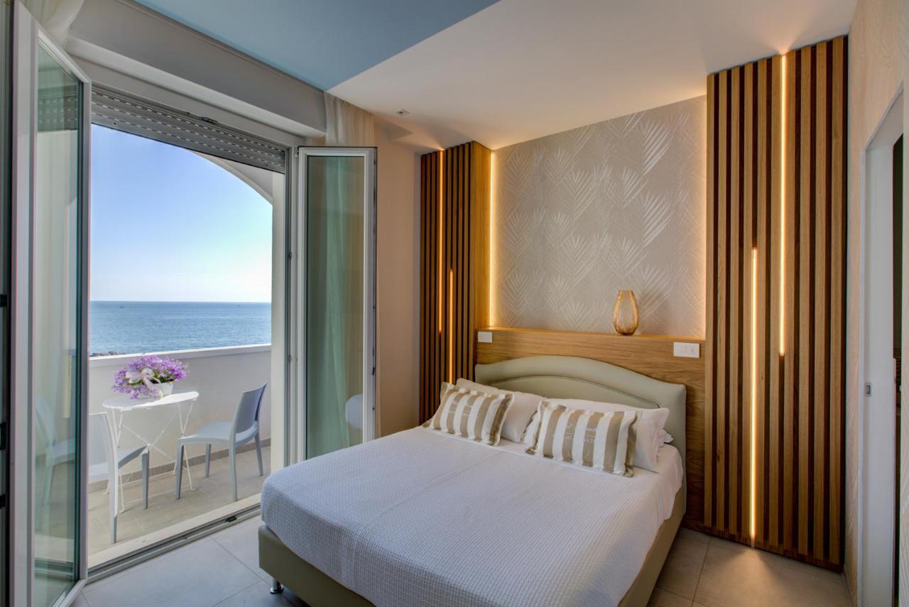 Hotel Alexandra - Beach Front - Healthy Xxl Breakfast & Brunch Until 12 30 - Parking Included ミザーノ・アドリアーティコ エクステリア 写真