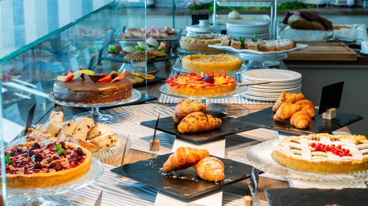 Hotel Alexandra - Beach Front - Healthy Xxl Breakfast & Brunch Until 12 30 - Parking Included ミザーノ・アドリアーティコ エクステリア 写真