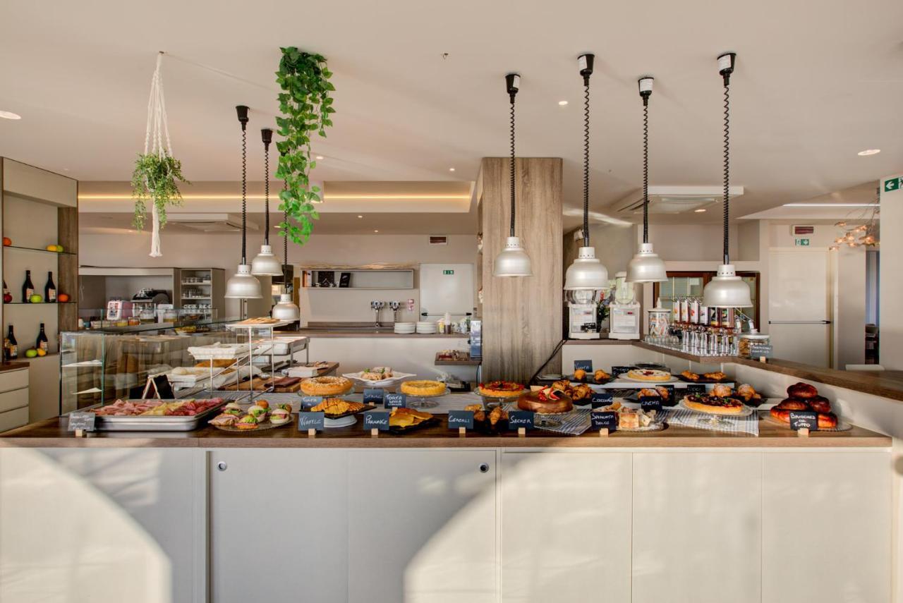 Hotel Alexandra - Beach Front - Healthy Xxl Breakfast & Brunch Until 12 30 - Parking Included ミザーノ・アドリアーティコ エクステリア 写真