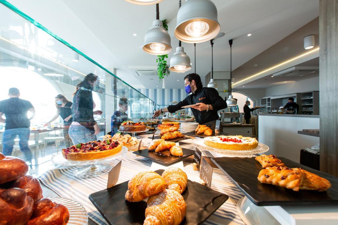 Hotel Alexandra - Beach Front - Healthy Xxl Breakfast & Brunch Until 12 30 - Parking Included ミザーノ・アドリアーティコ エクステリア 写真