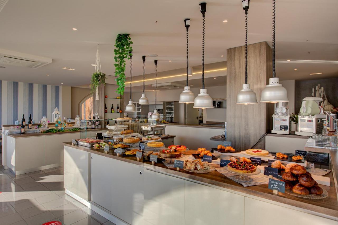Hotel Alexandra - Beach Front - Healthy Xxl Breakfast & Brunch Until 12 30 - Parking Included ミザーノ・アドリアーティコ エクステリア 写真