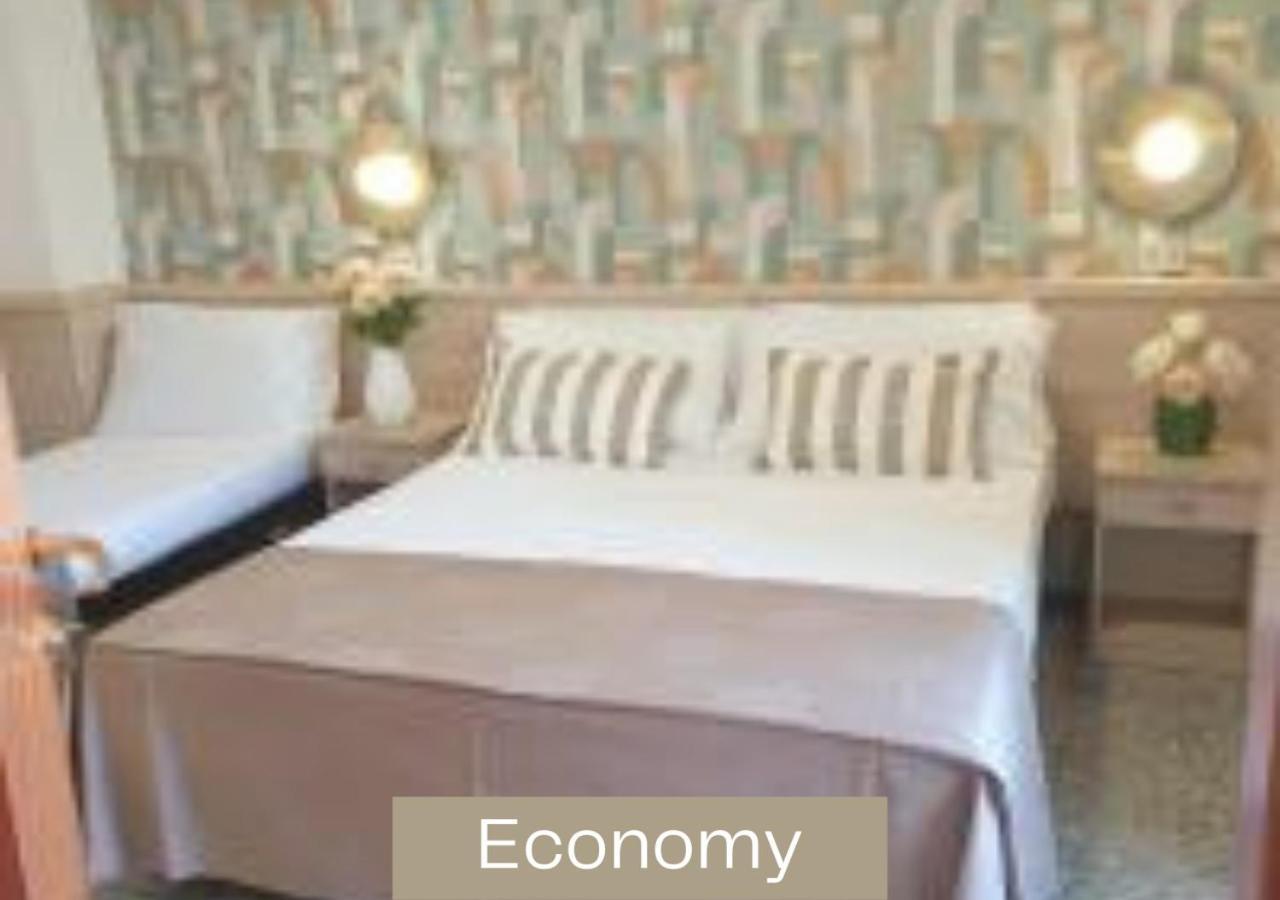 Hotel Alexandra - Beach Front - Healthy Xxl Breakfast & Brunch Until 12 30 - Parking Included ミザーノ・アドリアーティコ エクステリア 写真