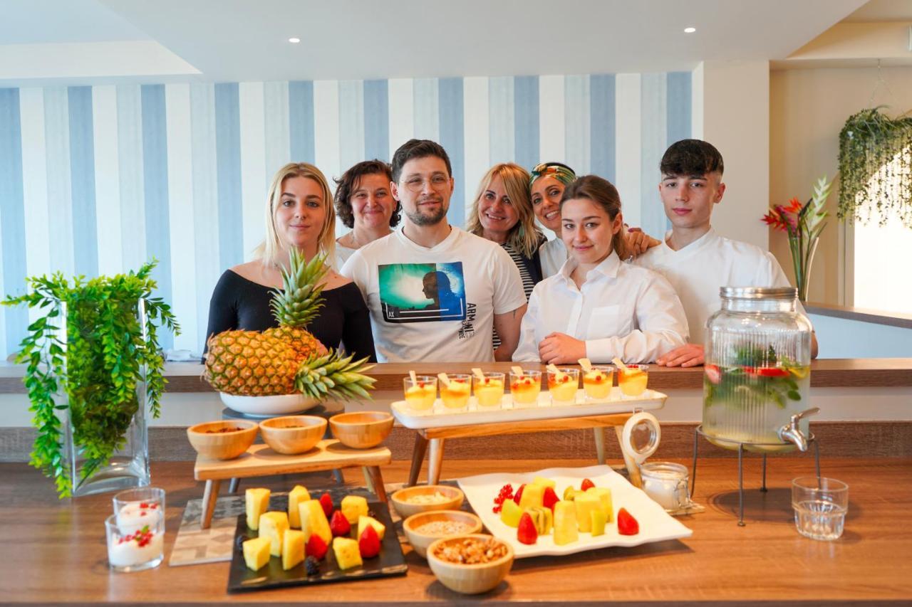 Hotel Alexandra - Beach Front - Healthy Xxl Breakfast & Brunch Until 12 30 - Parking Included ミザーノ・アドリアーティコ エクステリア 写真