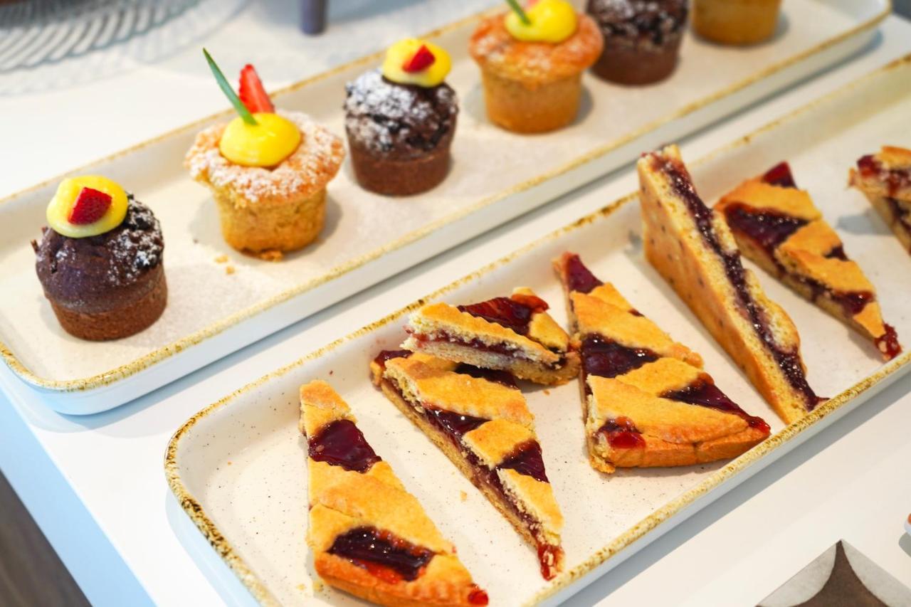 Hotel Alexandra - Beach Front - Healthy Xxl Breakfast & Brunch Until 12 30 - Parking Included ミザーノ・アドリアーティコ エクステリア 写真