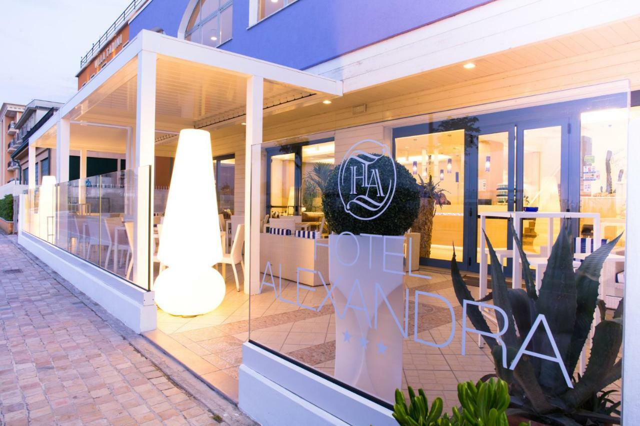 Hotel Alexandra - Beach Front - Healthy Xxl Breakfast & Brunch Until 12 30 - Parking Included ミザーノ・アドリアーティコ エクステリア 写真