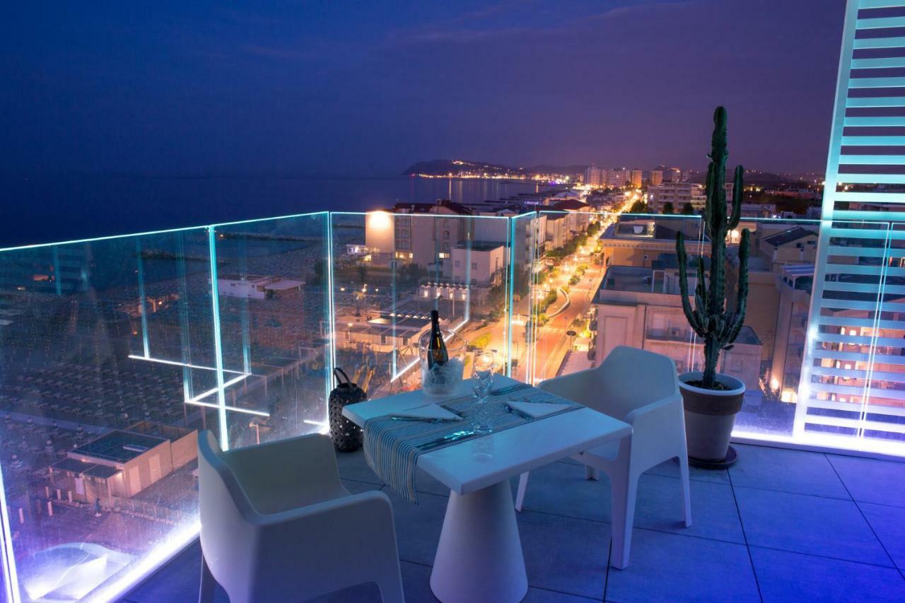 Hotel Alexandra - Beach Front - Healthy Xxl Breakfast & Brunch Until 12 30 - Parking Included ミザーノ・アドリアーティコ エクステリア 写真